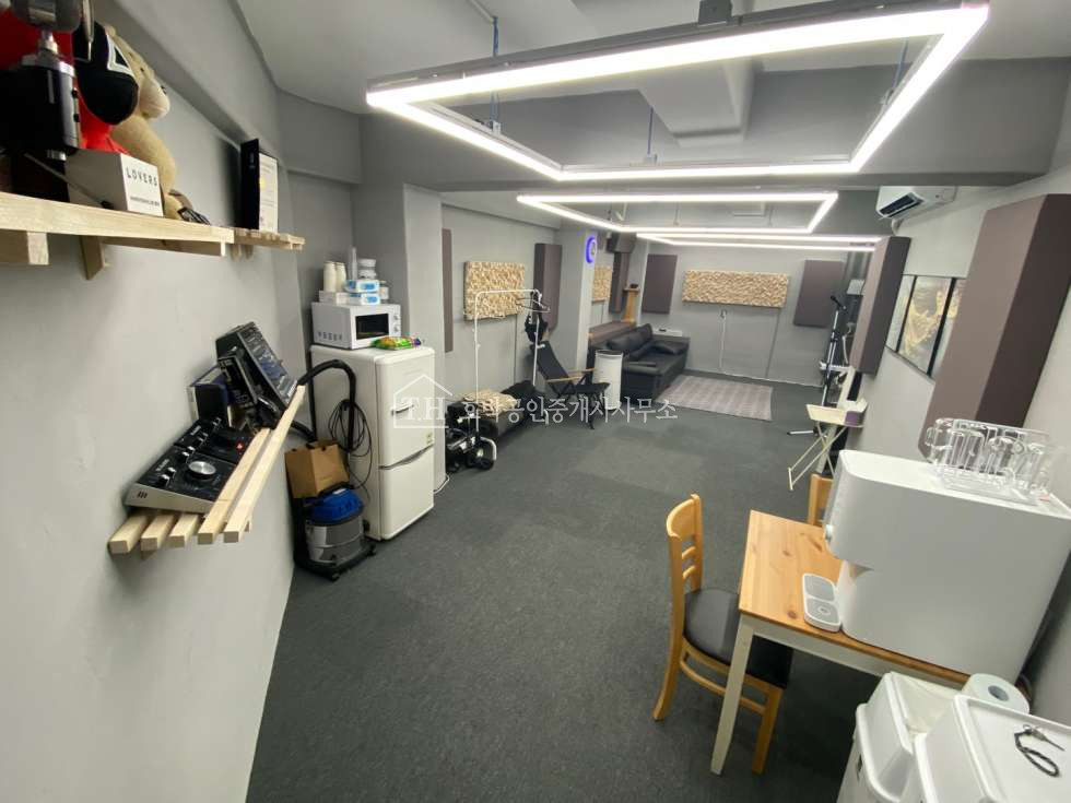 서울 동작구 사당동 남성사계시장 바로 초입 깔끔한 지하 사무실 상가 임대입니다. 월세 매물번호 10090 사진 1
